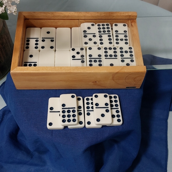 Double Nine Dominoes Set in Wood Box w/Glass Lid - The Classic Collection - Picture 4 of 8